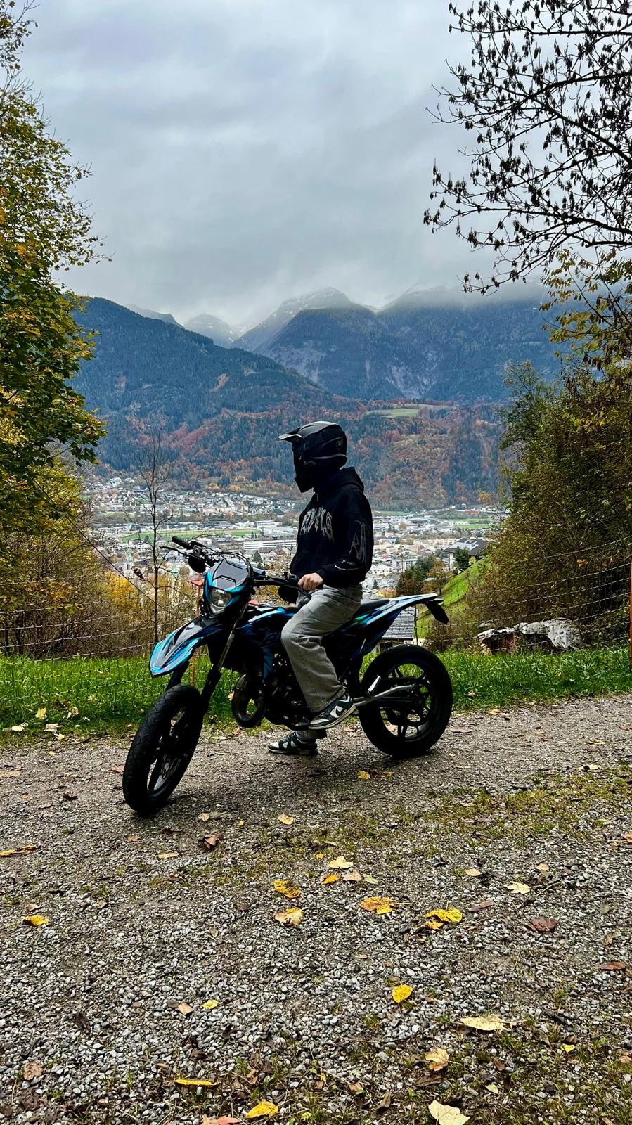 Patrick Hofer auf dem Moped